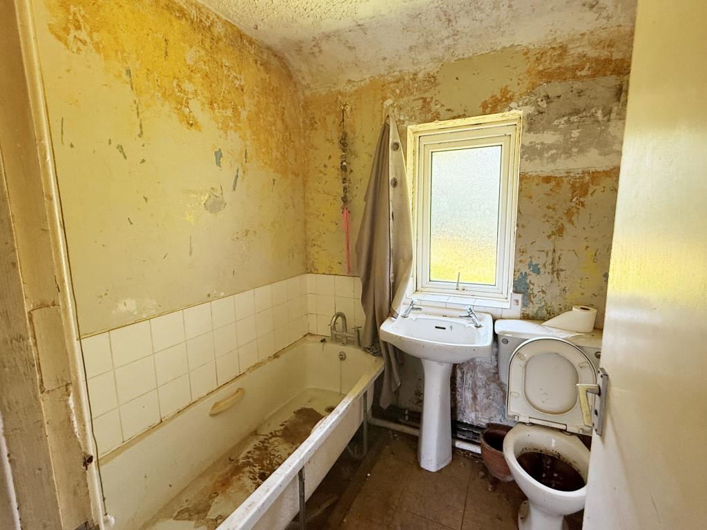 Lot: 112 - END-TERRACE HOUSE FOR IMPROVEMENT - Bathroom in House in need of Refurbishment